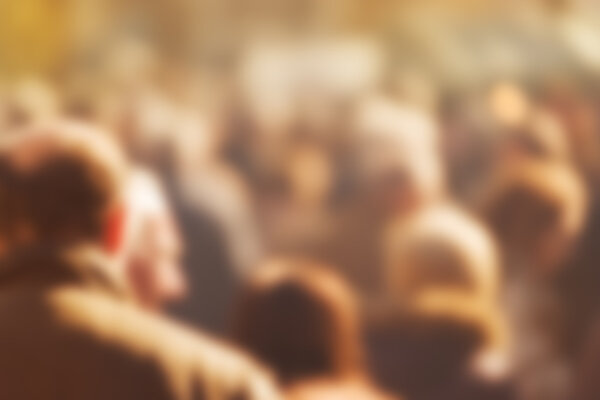 Толпа людей, идущих по улице в Боке
