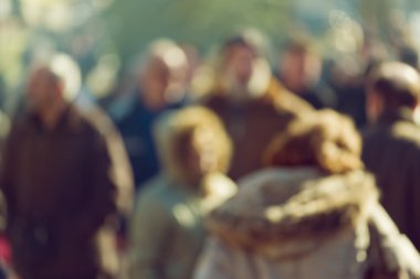 Bokeh sokakta yürürken insan kalabalığı