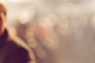 Bokeh sokakta yürürken insan kalabalığı