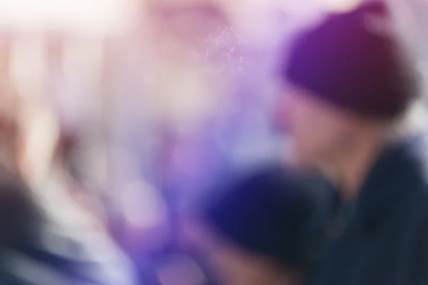 Menigte van mensen lopen op de straat in Bokeh — Stockfoto