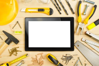 Dijital Tablet ve atölye tablosundaki çeşitli marangozluk aletleri
