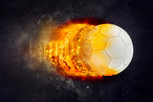 Pallone da calcio che brucia nelle fiamme — Foto Stock