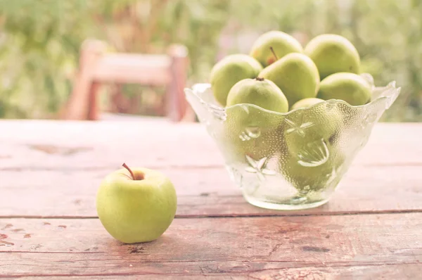 Groene appels op tafel buiten — Stockfoto