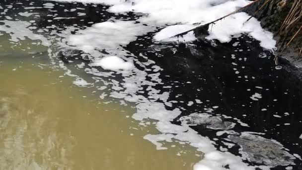 Zanieczyszczenie wód rzeki i zanieczyszczenia ścieków fabrycznych przemysłu chemicznego — Wideo stockowe