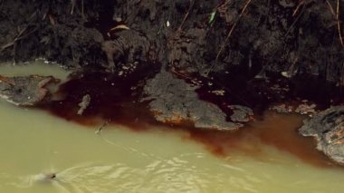 Nehir su kirliliği ve kimyasal Sanayi Fabrikası kanalizasyon kirlenme