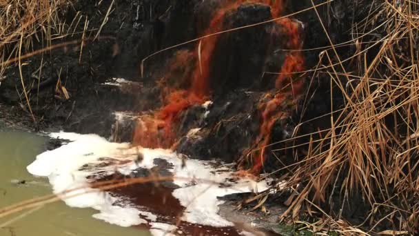 Poluição e contaminação da água do rio do esgoto da fábrica da indústria química — Vídeo de Stock