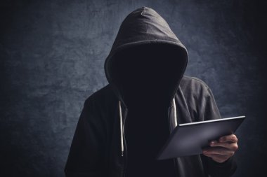 Dijital tablet bilgisayar ile anonim tanınmayan adam