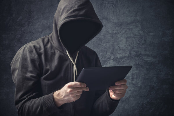 Анонимный человек с цифровым планшетным компьютером
