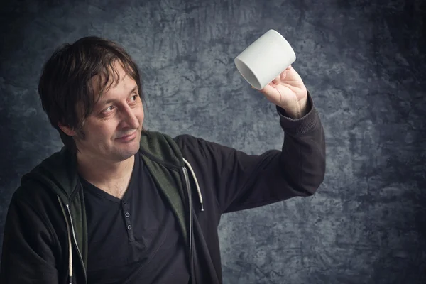 Hombre decepcionado mirando a la taza vacía — Foto de Stock