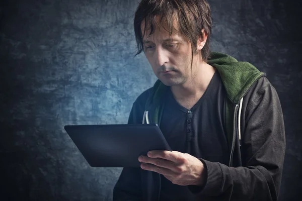 Mężczyzna czytanie wiadomości na cyfrowy tablicowy komputer — Zdjęcie stockowe
