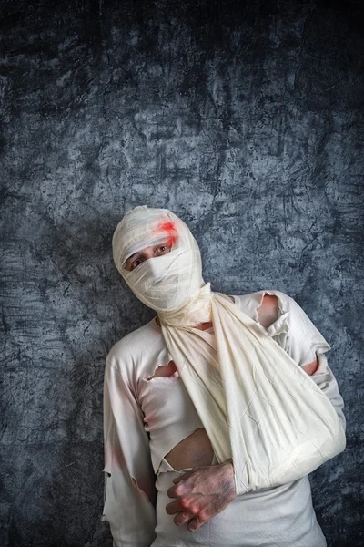Ranny człowiek z głową Bandaże — Zdjęcie stockowe