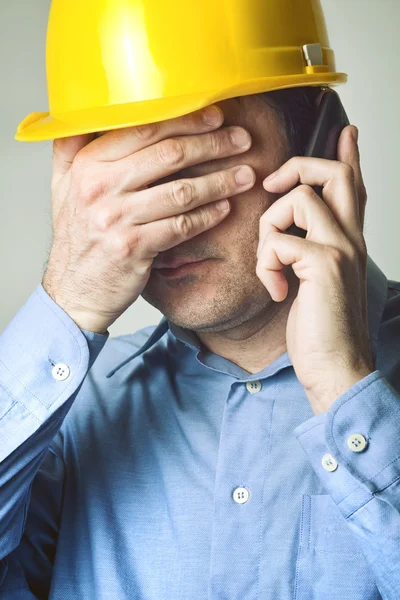 Ingeniero de construcción en el teléfono —  Fotos de Stock