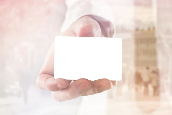 Empresário segurando cartão de visita em branco com cantos arredondados — Fotografia de Stock