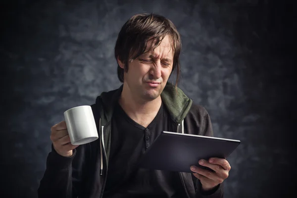 Homem lendo más notícias no computador tablet digital — Fotografia de Stock