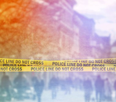 Kafa bantlı teyp sokakta polis hattı