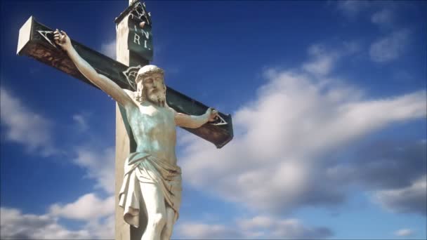 Статуя распятия с облаками Лапса Времени на заднем плане — стоковое видео