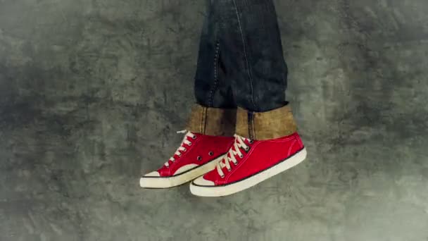 Анимация молодых людей в джинсах и шагающих красных кроссовках — стоковое видео