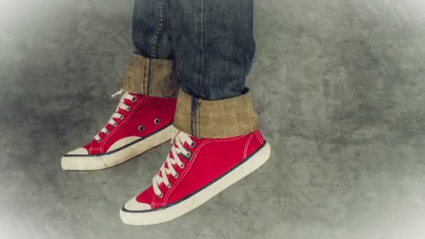 Animazione Loopable Stop Motion di giovani in jeans e scarpe da ginnastica rosse a piedi — Video Stock