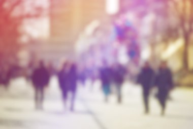 Bokeh sokakta yürürken insan kalabalığı