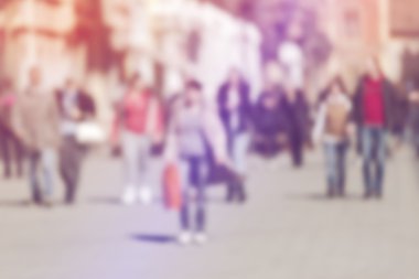 Bokeh sokakta yürürken insan kalabalığı