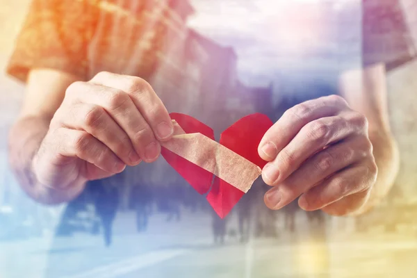 Gebroken harten Man als de dag van Valentijnskaarten concept. — Stockfoto