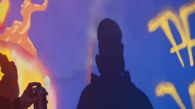 Yetişkin erkek Graffiti sanatçı boya püskürtme duvar, kentsel açık havada Street sanat kavramı, avuçiçi Hd ayak.