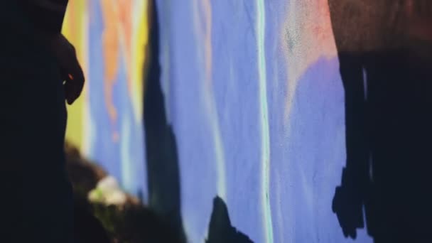 Pittura per artisti di graffiti maschi adulti che spruzzano il muro, concetto di arte urbana all'aperto, riprese HD palmari . — Video Stock