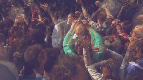 Fans aplaudiendo a la banda de música para la realización en vivo de un concierto en el escenario en Open Arena, Stop motion Filmación con la mezcla de marcos — Vídeos de Stock