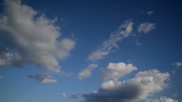 Zeitraffer voller HD-Aufnahmen schöner weißer Wolken, die schnell über den blauen Frühlingshimmel ziehen — Stockvideo