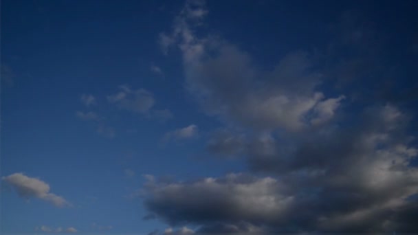 Zeitraffer voller HD-Aufnahmen schöner weißer Wolken, die schnell über den blauen Frühlingshimmel ziehen — Stockvideo
