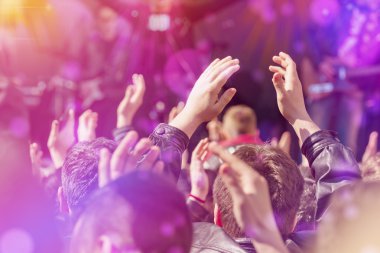 Müzik grubu için alkış hayranları sahnede performans gösteren canlı