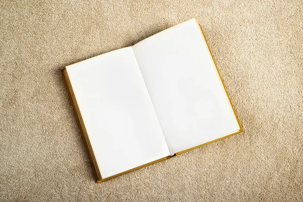 Vintage βιβλίο με λευκές σελίδες στο χαλί πάτωμα — Φωτογραφία Αρχείου