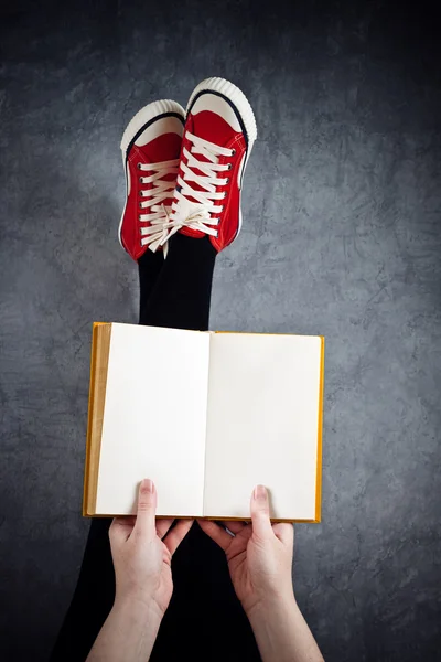 Jovem mulher lendo Pulp Fiction Book — Fotografia de Stock