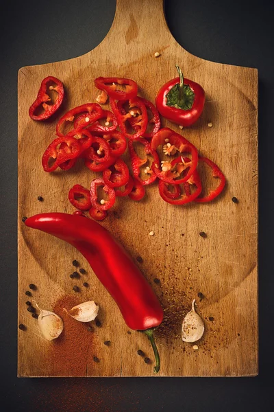 Перец и чеснок в качестве горячих пищевых ингредиентов для пикантной кухни — стоковое фото