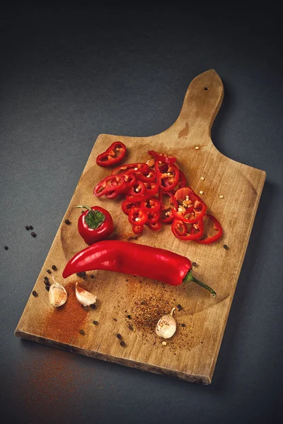 Pimienta y ajo como ingredientes de comida picante para la cocina picante — Foto de Stock