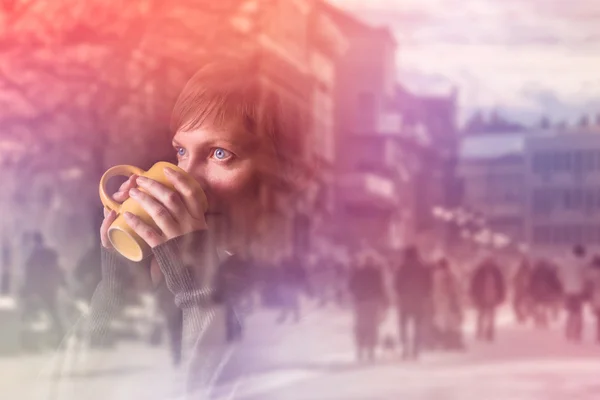 Hermosa mujer bebiendo café — Foto de Stock