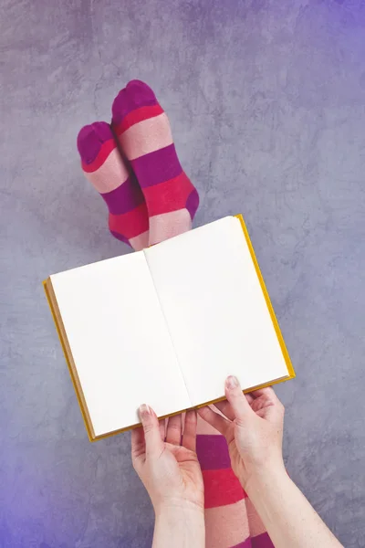 Jovem mulher lendo Pulp Fiction Book — Fotografia de Stock