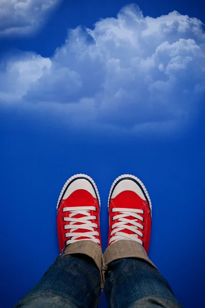 Jovem Caminhando Sobre Nuvens — Fotografia de Stock