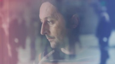 Oturma odasının penceresi tarafından ayakta ve umutsuzluk içinde ağlıyor yetişkin beyaz üzgün adam.