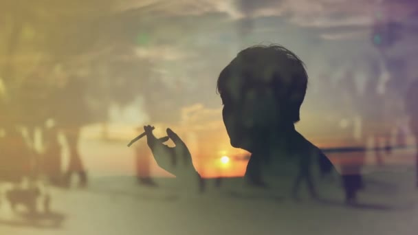 Silhuetten av en kvinna röka cigarett i solnedgången, tänkande om den svunna tider, 1920 x 1080 full Hd — Stockvideo
