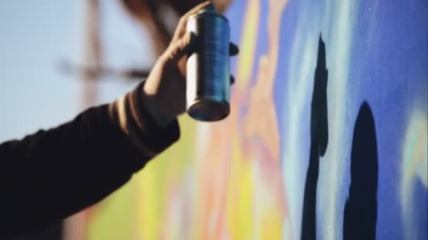Graffiti Artista Paint Pulverizando a Muralha, Urban Outdoors Street Art Concept, Handheld 1920x1080 filmagem em HD tonificada cinematográfica — Vídeo de Stock