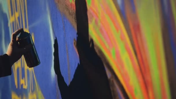 Художник графіті Розпилення стіни, Урбан на відкритому повітрі концепція вуличного мистецтва, кишеньковий 1920x1080 кінематографічний тонований HD кадри — стокове відео