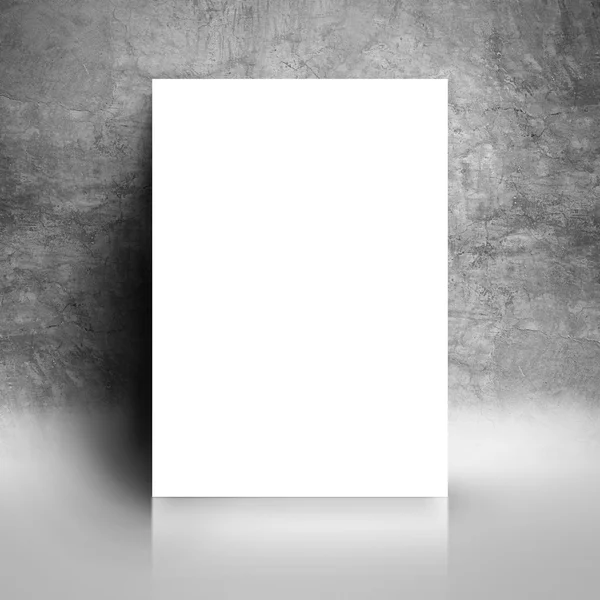 Blank White Poster Mock Up inclinando-se na parede do estúdio Grunge — Fotografia de Stock