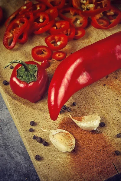 Pieprz i czosnek jako gorący jedzenie składniki na pikantne dania kuchni — Zdjęcie stockowe