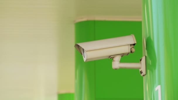 Ipari biztonsági Cctv kamera részeként tulajdon védelmi rendszer a napfény és a tükröződéseket épület falára szerelt — Stock videók