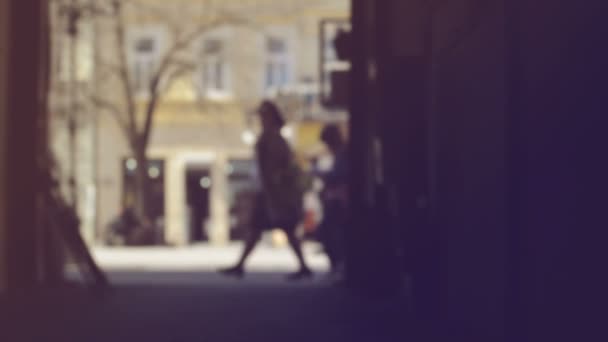 Desenfoque multitud de personas caminando en la calle en Bokeh, irreconocible grupo de hombres y mujeres como fondo urbano borroso — Vídeo de stock