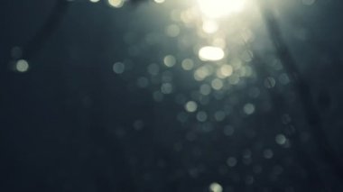 Dalgalar ve ışık parçacıkları pırıltılı güneş ile soyut su yüzeyi Bokeh, seçici odak yakın 1920 x 1080 full Hd görüntüleri