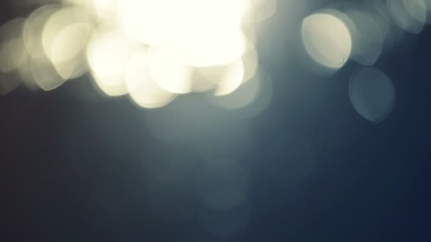 Abstrato Superfície da Água Bokeh com Ondas e Partículas Ligeiras Brilhando no Sol, foco seletivo close up 1920x1080 full HD footage — Vídeo de Stock
