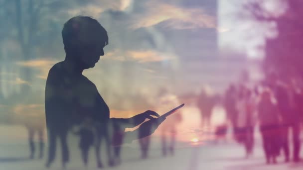 Silueta de la mujer navegando por Internet en la computadora de la tableta digital, doble exposición filmación con la multitud urbana de la calle en el fondo — Vídeo de stock