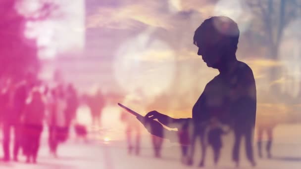 Silueta de la mujer navegando por Internet en la computadora de la tableta digital, doble exposición filmación con la multitud urbana de la calle en el fondo — Vídeos de Stock